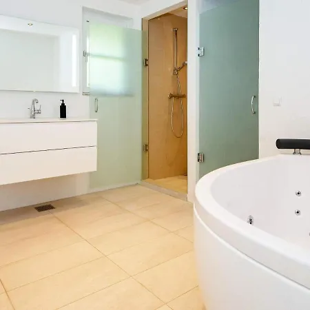 Hotel 8 Person In Harbo Re 4*