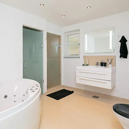 Hotel 8 Person In Harbo Re