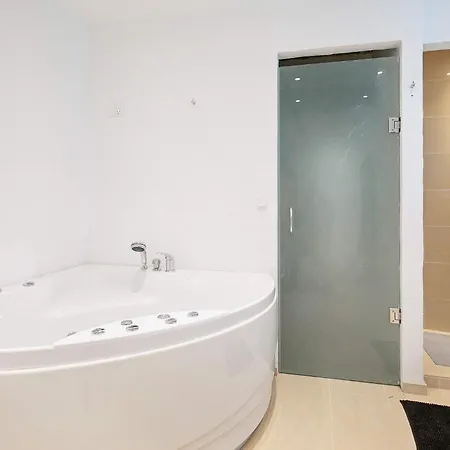 Hotel 8 Person In Harbo Re 4*